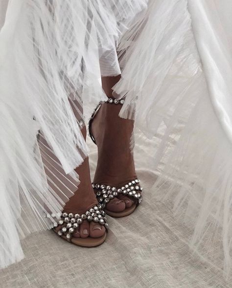 1,367 mentions J’aime, 9 commentaires - The Lane (@the_lane) sur Instagram : "Celestial touches... . Dress @ellysofocli Heels @aquazzura" Wedding Tiktok, Summer Wedding Florals, Cool Girl Wedding, Urban Elopement, Wedding Shoe Ideas, Eclectic Minimalist, Wedding Ceremony Seating, Wedding Logistics, One Day Bridal