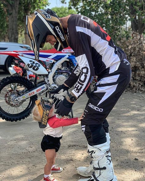 Dirt Bike Couple, Motocross Couple, Motocross Baby, Photo Bb, Motocross Girls, Bike Couple, Cute Country Couples, Motocross Love, Cool Dirt Bikes