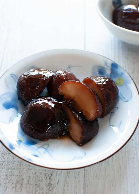 Simmered Shiitake Mushrooms Chef Taro, Cottage Cooking, Pickled Mushrooms, Japanese Dinner, Chinese Vegetables, Shitake Mushroom, Easy Japanese Recipes, Japanese Recipe, Mushroom Dish