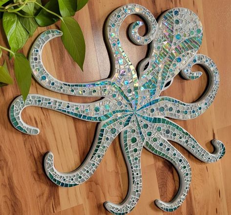 Mosaic Sea Life, Octopus Mosaic, Mosaics Ideas, Painted Ideas, Octopus Painting, Shape Crafts, Kraken, Mosaic Art, Sea Life