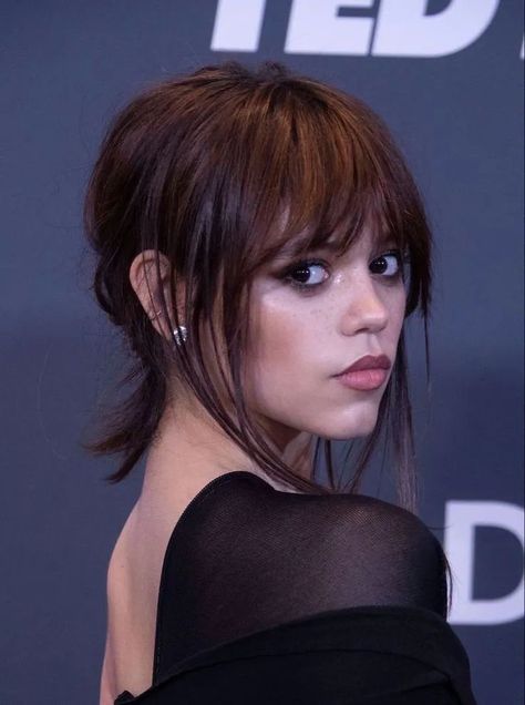 Jenny Ortega Bangs, Jenna Ortega Short Hair, Jena Ortega, Mia 3, Emma Roberts, Emma Stone, Dream Hair, Jenna Ortega, Aesthetic Hair