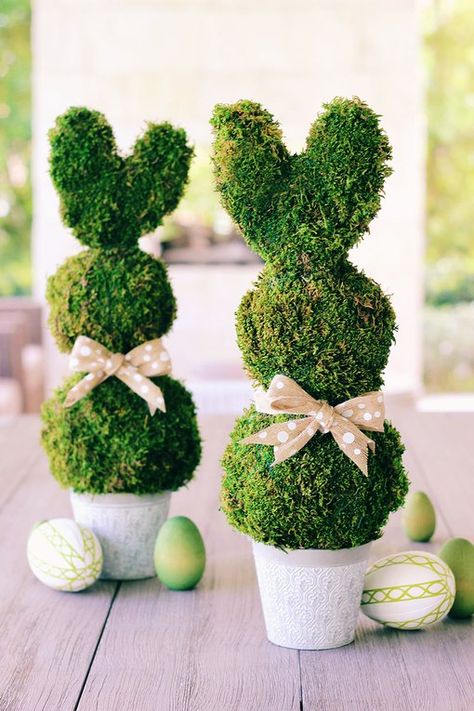 Bunny Planters Diy, Diy Bunny Decorations, Diy Moss Bunny, Diy Rabbit Decor, Easter Topiary Diy Front Porches, Easter Egg Topiary Diy, Easter Garden Decorations, Bunny Centerpieces, Easter Egg Topiary