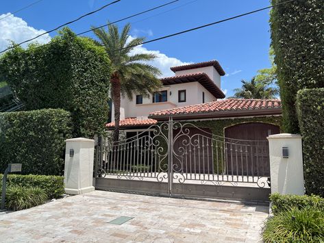 California Houses, Building Envelope, Hacienda Style Homes, David Dobrik, Hacienda Style, Spanish Colonial, California Homes, Modern Homes, Driveway