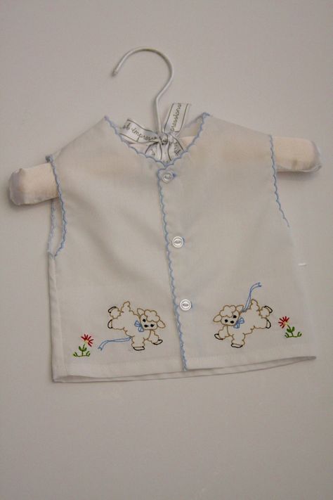 Newborn Diaper Shirt with machine embroidery Made to Order - Etsy Portugal Newborn Baby Dress Embroidery, Newborn Embroidery, Diaper Shirt, Baby Dress Embroidery, Linen Gown, Kids Embroidery, Newborn Baby Dresses, Miniature Embroidery, Kids Vest