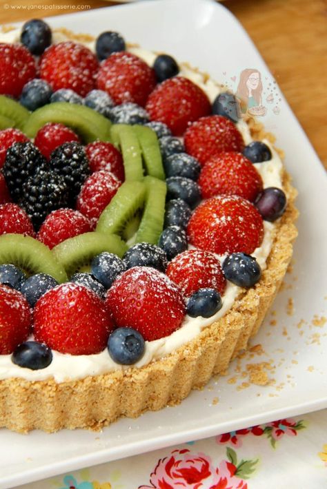 Fruit Tart Recipe Easy, Pastry Cake Recipes, Easy Fruit Tart, Fruit Flan, Fruit Tart Cake, Easy Tart Recipes, Mini Fruit Tarts, Fresh Fruit Tart, Janes Patisserie