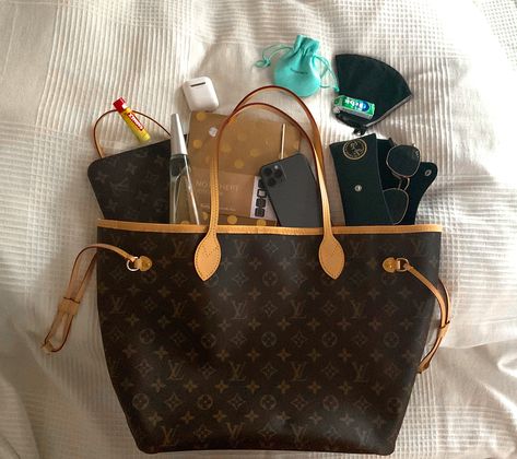 bag with essentials inside Louis Vuitton Neverfull Aesthetic, Lv Campaign, Neverfull Mm Outfit, Louis Neverfull, Louis Vuitton Neverfull Outfit, Purse Aesthetic, Louis Vuitton Mm, Lv Tote, Uni Bag