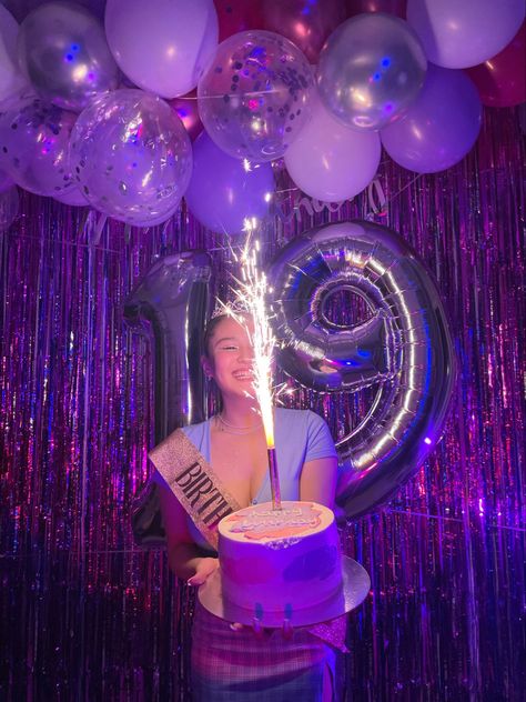 Purple Birthday Outfit, 17 Doğum Günü, Sweet 16 Party Themes, Purple Birthday Party, Sweet Sixteen Birthday Party Ideas, Birthday Decorations At Home, Glow Birthday Party, Disco Birthday Party, Birthday Room Decorations