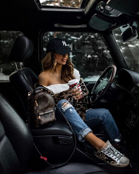 The 10 Pieces I Wore Most In 2019 - Mia Mia Mine Cap Outfits For Women, Car Poses, Cap Outfit, Pose Fotografi, Smink Inspiration, Model Pose, Model Poses Photography, Fashion Photography Poses, Portrait Photography Poses