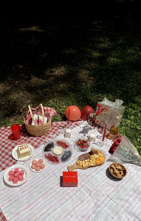 Picnicking Aesthetic, Red Picnic Aesthetic, Cute Picnic Food, Cottagecore Birthday, Red Picnic, Strawberry Picnic, Autumn Picnic, Cute Picnic, Picnic Snacks