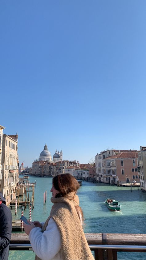 Venice Photo Ideas Winter, Rome Instagram Pictures Winter, Italy In Winter Aesthetic, Venice Italy Aesthetic Outfit, Rome Winter Aesthetic, Venice Instagram Pictures, Florence Italy Winter, Venice Autumn, Italy Winter Aesthetic