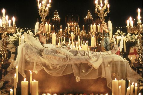 romeo + juliet. best use of candles ever. Romeo + Juliet Aesthetic, Film Romeo And Juliet, Romeo Juliet 1996, Juliet Capulet, Hopeless Fountain Kingdom, Romeo Und Julia, Baz Luhrmann, Septième Art, Claire Danes