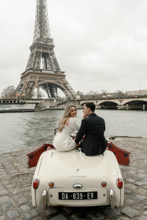 Paris Pre Wedding Shoot, French Engagement Photos, Paris Prewedding, Wedding Proposal Ideas Engagement, Paris Elopement Photography, Eiffel Tower Wedding, Sons Wedding, Paris Engagement Photos, French Outfits