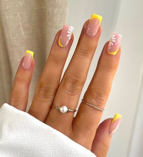 Dainty Daisies Holiday Acrylic Nails, Unghie Sfumate, Simple Spring Nails, Yellow Nails Design, August Nails, Spring Inspo, Broken Nails, Nails Cute, Girly Acrylic Nails