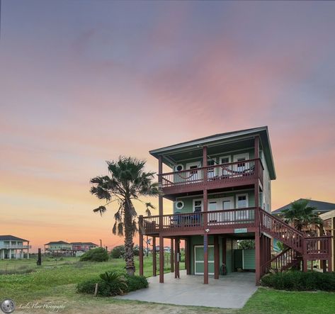 Crystal Beach Texas, Cozy Beach House, Texas Beaches, Harbor House, Beach Cabin, Crystal Beach, Beach Vacation Rentals, Beach Reading, Galveston