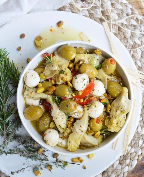 For a quick and easy appetizer, make these Marinated Mozzarella Balls, Artichokes and Olives. This appetizer recipe is full of garlic and fresh herb flavor. Perfect for serving at holiday feasts and parties! Marinated Mozzarella Balls, Marinated Mozzarella, Artichoke Salad, Mozzarella Balls, Marinated Olives, Olive Recipes, Artichoke Recipes, Quick And Easy Appetizers, Italian Appetizers