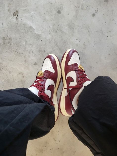 Nike dunks low bordeaux rood, gold pin Burgundy Nike Dunks Outfit, Maroon Dunks Outfit, Maroon Outfits For Women, Trendy Shoes Sneakers Street Styles, Baddie Sneakers, Nike Dunk Outfit, Nike Dunks Outfit, Shoes List, Dunks Shoes