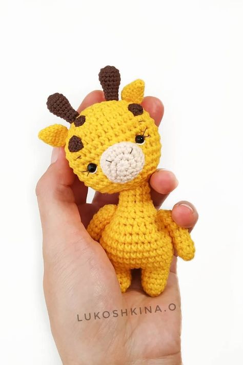 FREE crochet toy giraffe pattern #amigurumi #amigurumipattern #crochettoy #crochetgiraffe #amigurumidoll #crochetpattern #amigurumigiraffe #freeamigurumipattern #amigurumitoy Giraffe Haken, Crochet Miniatures, Crochet Giraffe Pattern, Amigurumi Inspiration, Amigurumi Giraffe, Crocheted Animals, Knitting Toys, Giraffe Toy, Wool Work