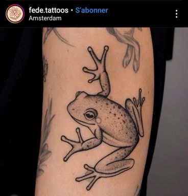 Frog And Rose Tattoo, Frog Leg Tattoo, Frog Tattoo Arm, Tree Frog Tattoo Design, Tree Frog Tattoo For Women, Frog Tattoo Stencil, Frog Tattoo Outline, Line Frog Tattoo, Fine Line Frog Tattoo