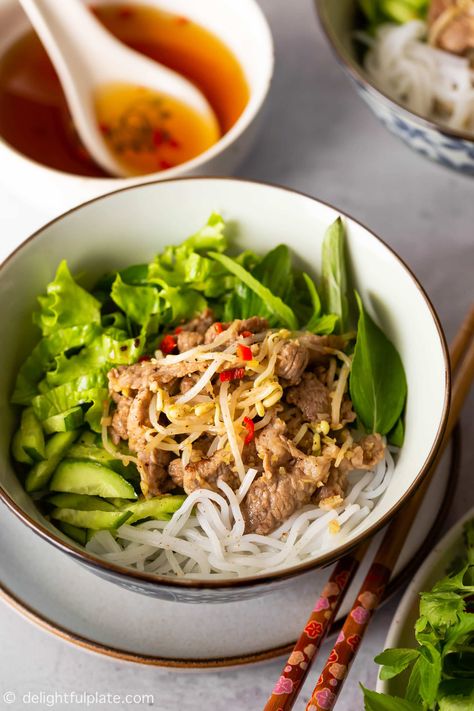 Vietnamese Lemongrass Pork Noodle Salad (Bun Thit Xao) features pork stir-fried with lemongrass and beansprouts, rice vermicelli noodles, cucumber, lettuce, and herbs. Everything is tossed with nuoc cham dressing to make a light yet flavorful and filling bowl of noodle salad. Vietnamese Lemongrass Pork, Salad Calories, Easy Baked Shrimp, Lemongrass Pork, Vietnamese Noodle Salad, Vietnamese Grilled Pork, Noodle Bowls Recipes, Vietnamese Pork, Vietnamese Noodles