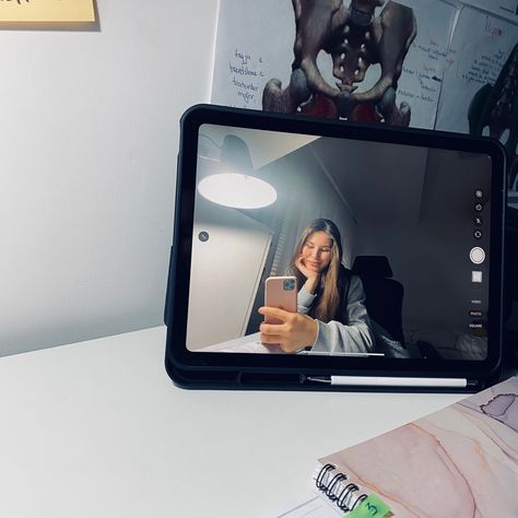 Student Lifestyle Aesthetic, Ipad Camera Selfie Aesthetic, Ipad Story Instagram, Ipad Selfie Aesthetic, Ipad Photo Ideas, Study Selfie, Ipad Selfie, Diy Weekly Planner, Ipad Picture