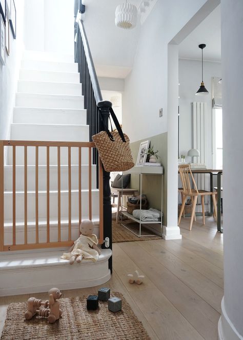 How to decorate with kids without compromising your style - stylish wooden stair gate Stair Gate Ideas, Wooden Stair Gate, Stairs Gate, Scandinavian Hallway, Minimalist Hallway, Bauhaus Interior, White Worktop, Home With Kids, Minimalist Home Office