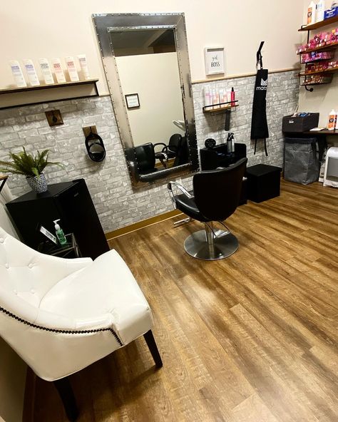 Salon Suite Ideas Layout, Small Salon Suite Ideas Layout, Hair Studio Decor, Small Salon Suite Ideas, Salon Suite Decor, Small Salon, Salon Lighting, Barber Shop Interior, Hair Salon Interior