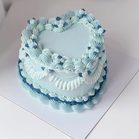 Witchy vibes🖤🕸🕷 | Instagram Cute Heart Cake Blue, Blue Themed 21st Birthday, Baby Blue Cake Birthday, Blue Heart Shaped Cake, Blue Princess Cake, Baby Blue Birthday Cake, Sea Cake Ideas, Pastel Blue Cake, Cute Blue Cake