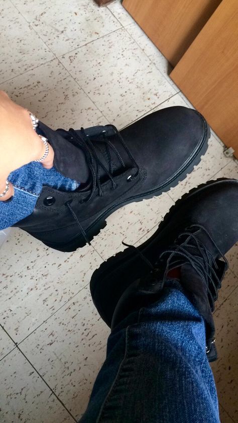 All black everything. #timberlands Black Tims Outfits Woman, Timberland Shoes Outfit, Black Timberland Boots Outfit Women, Timberland Boots Outfit Black, Black Timberland Outfits, Black Timberland Boots Outfit, Black Timbs, Custom Timberland Boots, Ugg Snow Boots