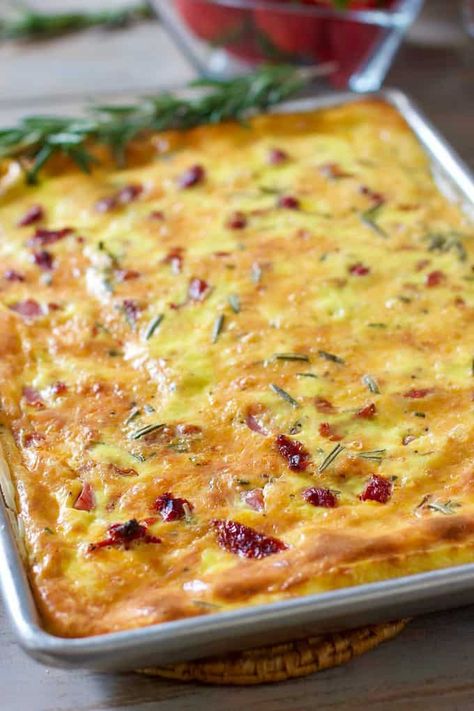 Sheet Pan Omelette Recipe, Sheet Pan Omelettes, Sheet Pan Quiche, Sheet Recipes, Barbie Foods, Brunch Quiche, Easy Quiche, Breakfast Quiche Recipes, Quiche Recipes Easy