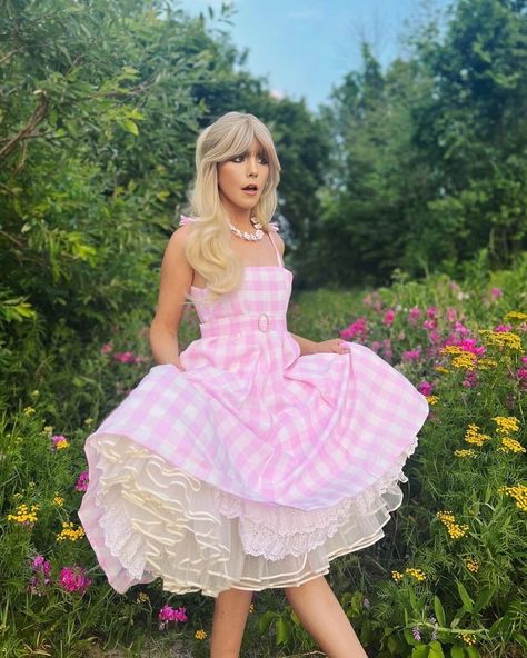 Barbie Movie Cosplay, Pink Halloween Costumes, Barbie Halloween Costume, Movie Halloween Costume, Blonde Pink, Trio Halloween Costumes, Great Halloween Costumes, Barbie Halloween, Cosplay Inspo