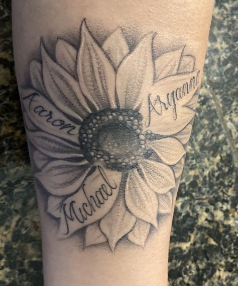 Sunflower Family Tattoo, Sunflower Family Tattoo Ideas, Sunflower With Names Tattoo, Sunflower Tattoos With Names, Tattoo Ideas With Grandkids Names, Sunflower Tattoo Name, Mother Of 3 Tattoo Ideas With Names, Grandchildren Name Tattoos, Grandchildren Tattoos For Grandma