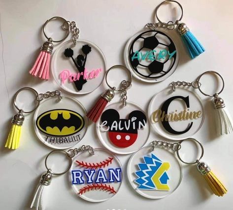 Acrilyc Keychain Cricut, Acrylic Key Chains With Vinyl, Round Acrylic Keychain Ideas, Cricut Keychain Ideas, Acrylic Keychain Ideas, Keychain Craft, Cricut Projects Beginner, Acrylic Keychains, Keychain Design