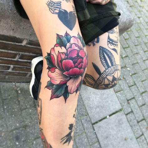 Canvas For Ink Floral Knee Tattoo, Tattoo Zone, Petit Tattoo, Tattoo Aesthetic, Beautiful Flower Tattoos, Thigh Piece, Elbow Tattoos, Inspiration Tattoos, Tattoo Traditional