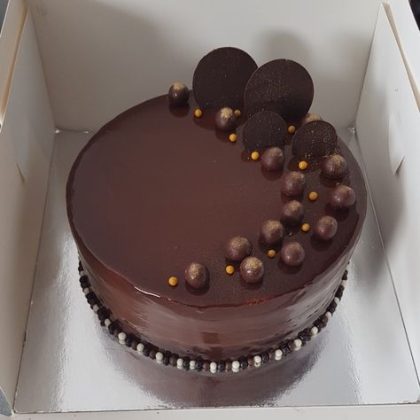 Plain Chocolate Cake Design, Chocolate Drip Cake Ideas Birthday, Chocolate Cake Decorating Ideas Simple, Chocolate Cake Designs Birthday Women, Choco Truffle Cake Designs, Dark Chocolate Cake Design, Elegant Chocolate Cake Design, Truffle Cake Decoration, Simple Chocolate Cake Design