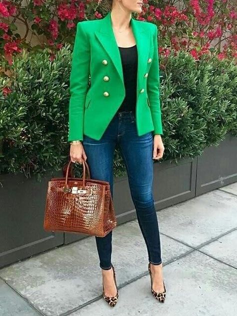 Balmain Blazer Outfits, Green Blazer Outfit, Blazer Verde, Superenge Jeans, Balmain Blazer, Blazer Outfits For Women, Dressy Casual Outfits, 24th Birthday, Elegante Casual