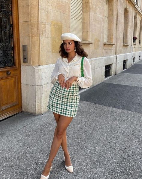 Green Beret Outfit, Beret Outfit Summer, Outfits With Berets, White Beret Outfit, Berrets Outfits, Outfit With Beret, White Hat Outfit, Baret Outfit, Hat Outfit Ideas