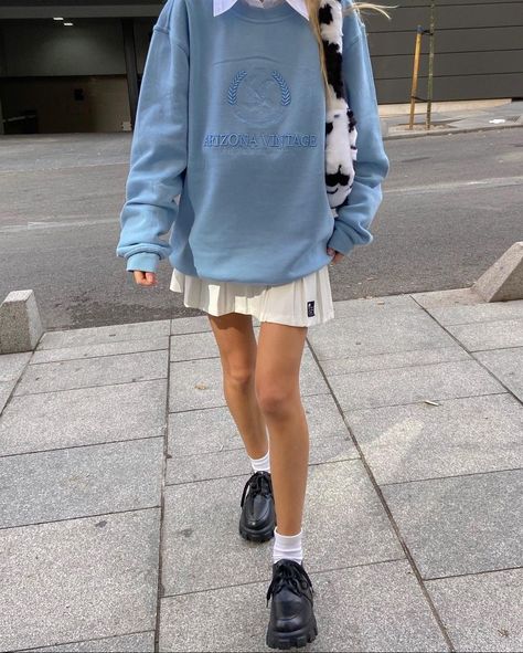 Blue Sweatshirt Outfit, Tennis Skirt Outfit Street Style, Cropped Hoodie Outfit, White Vibe, Blue Skirt Outfits, Sky Blue Outfit, Harajuku 90s, Creative Outfits, Style Steal