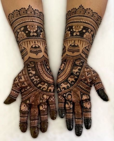 Engagement Mehendi Ideas Simple, Bharma Mehndi Designs, Bharva Mehndi Designs, Semi Bridal Mehendi Design, Party Henna, Mehndi Designs Bridal Hands, Mehndi Design Pictures, Simple Mehndi Designs Fingers, Very Simple Mehndi Designs