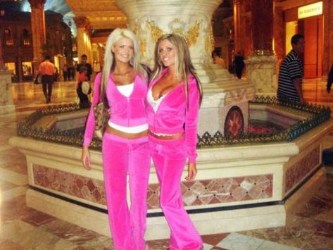 juicy couture Pink Juicy Couture Track Suit, Hot Pink Juicy Couture, Juicy Couture Track Suit, 2000s Juicy Couture, Juicy Tracksuit, Pink Juicy Couture, Juicy Couture Tracksuit, 2000s Fashion Trends, Occasion Outfit