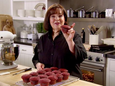 The humble cupcake gets a gourmet red-velvet makeover, courtesy of Ina. Roasted Summer Vegetables, Cilantro Lime Rice Recipe, Red Velvet Cupcakes Recipe, Lime Rice Recipes, Cupcake Videos, Video Food, Ina Garten Recipes, Carrot Cake Cupcakes, Velvet Cupcakes