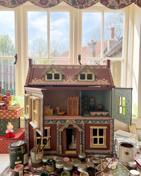 Doll Houses For Sale, Dolls House Shop, Antique Dollhouse, Dollhouse Projects, Dolls House Interiors, Dolls Houses, Casa Exterior, Doll Painting, Diy Dollhouse Furniture