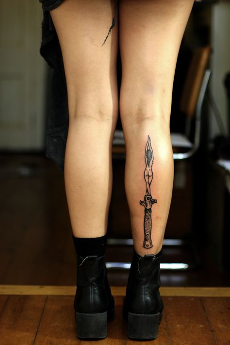 this is different Leg Tattoo Placements, Calf Tattoos For Women, Girl Spine Tattoos, Vertical Tattoo, Back Of Leg Tattoos, Cool Tattoos For Girls, Tattoo Son, Shin Tattoo, Knife Tattoo