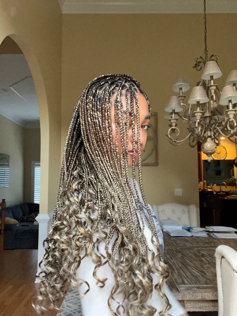 Blonde Highlight Braids Black Women, Blonde Box Braids With Curly Ends, Ash Brown Braids, White Blonde Braids, Extention Hairstyle, Dirty Blonde Braids, Blonde Hair Braids, Island Twist Hairstyle, Long Hair And Short Hair