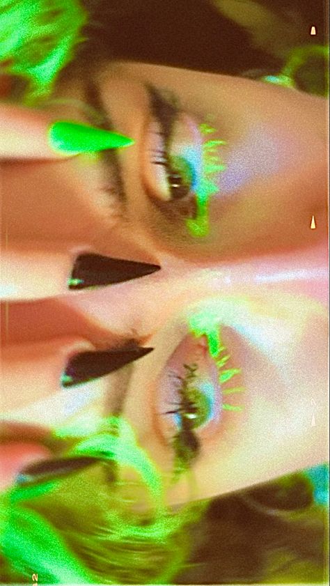 neon green and black hair and makeup and nails Neon Green Aesthetic Nails, Neon Green And Pink Outfit, Neon Y2k Outfits, Neon Pink And Green Aesthetic, Neon Green Outfit, Neon Green Makeup, Neon Green Outfits, Lime Green Outfits, Aesthetic Mask