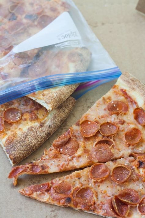 Stash leftover pizza slices in a plastic bag to keep them from drying out in the fridge. | 23 Clever Food Storage Tips That Will Save You So Much Money Leftover Pepperoni, Cold Pizza, Kitchen Tricks, Produce Storage, Leftover Pizza, Root Cellar, Kitchen Help, Pizza Margherita, Large Pizza