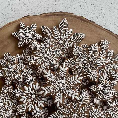 LaurelBakes Cookies & Cakes on Instagram: "It’s gingerbread season and I couldn’t be happier about it! #laurelbakes #santacruzcookies #santacruzca #bayareabaker #bayareacookies #gingerbreadcookies #gingerbreadsnowflakes #cookieart #gingerbread" Gingerbread Cookies Design Ideas, Christmas Tree Gingerbread Cookies, Gingerbread Cookie Design Ideas, Christmas Cookie Cutouts Decorating, Gingerbread Cookies Decoration, Unique Gingerbread Ideas, Christmas Cookies Display, Gingerbread Cookies House, Gingerbread Snowflake Cookies