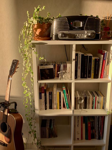 #decoration #plants #vines #vinyl #cd #bookshelf #books #deco #aesthetic #guitar #recordplayer Vines On Bookshelf, Cd Shelf Aesthetic, Vinyl Bookshelf, Downtown Room, Cute Bookshelf, Aesthetic Guitar, Cute Bookshelves, Comic Room, Plants Vines