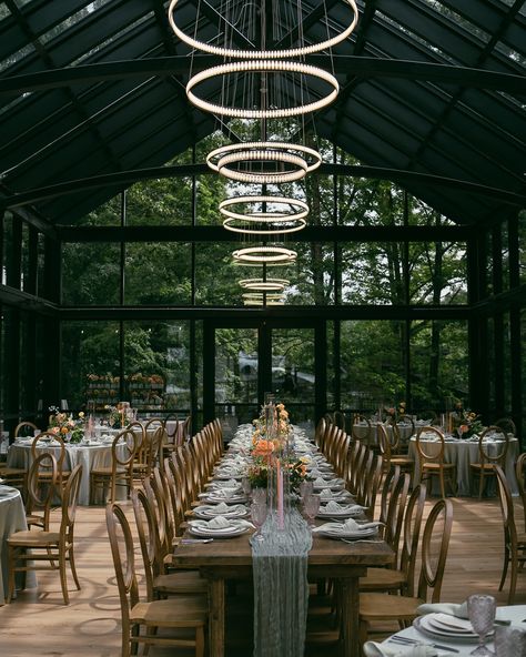 A dreamy reception at the Glass House at Nichols Heir. Love this new venue space. Clean, modern and totally customizable 💫 There are typically only two types of reception spaces - indoor and outdoor but this space brings them both together 🌳 which type is your favorite? Personally, I like this setup because it is rainy weather friendly but still allows natural light in, even from above. It stormed all morning on this wedding day but as soon as the ceremony time rolled around, the sun deci... Glass Atrium Wedding, Modern Wedding Venue Exterior, Glass House Wedding Ceremony, Indoor Outdoor Wedding Venues, Glass House Wedding Receptions, Modern Wedding Reception Decor, Glass Wedding Venues, Glass House Wedding Venue, Wedding Reception Indoor