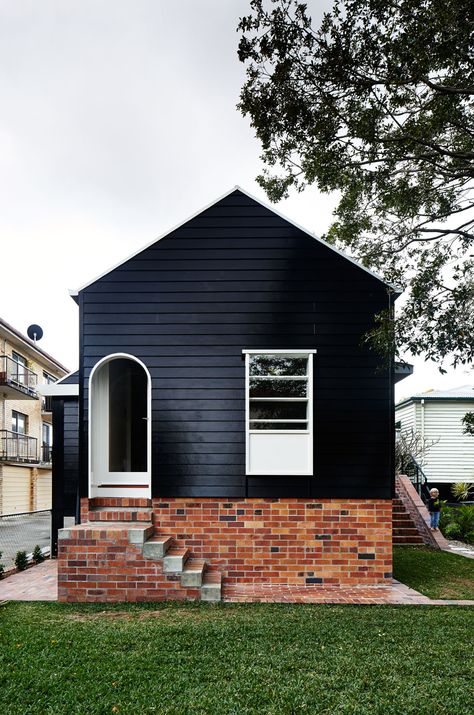 Black Home Exterior, Black Houses, Cottage Renovation, Black House Exterior, Exterior Paint Colors, Black Exterior, House Designs Exterior, Victorian Homes, Exterior Colors