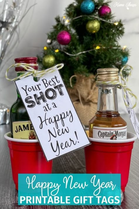 Excited to share this spin-off idea from a Christmas printable that we made a few years ago. Grab some mini red cups (aka plastic shot glasses) and stick some airplane bottles of liquor in them. Head to our blog post and get these free printable gift tags! They are perfect budget friendly gifts - great for friends, neighbors and co-workers! Perfect New Year's Eve party favors as well. #nye #diy #printable #newyearseve #newyears #mamacheaps Nye Gift Ideas, New Years Eve Gifts For Friends, New Years Eve Gift Basket, New Year Gift Ideas For Friends, New Years Gifts For Friends, Alcohol Gift Tags, Neighborly Gifts, New Years Gift Ideas, New Years Eve Party Favors